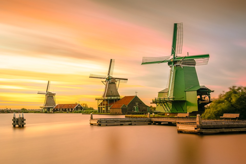 Windmühlen auf dem Land in den Niederlanden